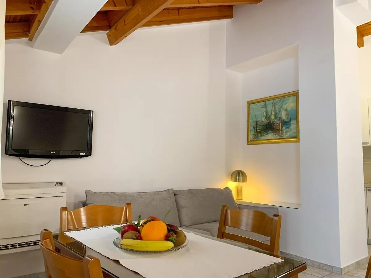 아파트호텔 Rouchotas Apartments 아르고스톨리온